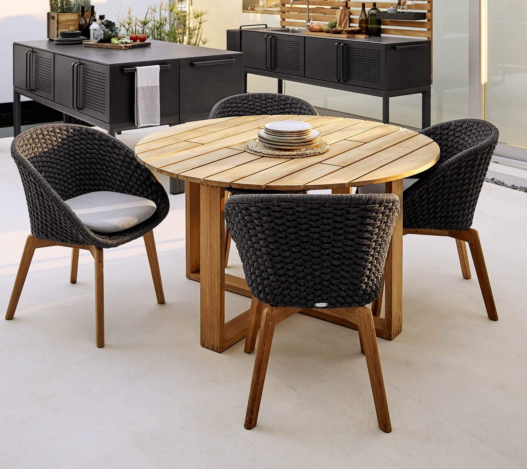 Endless Outdoor Round Dining Table